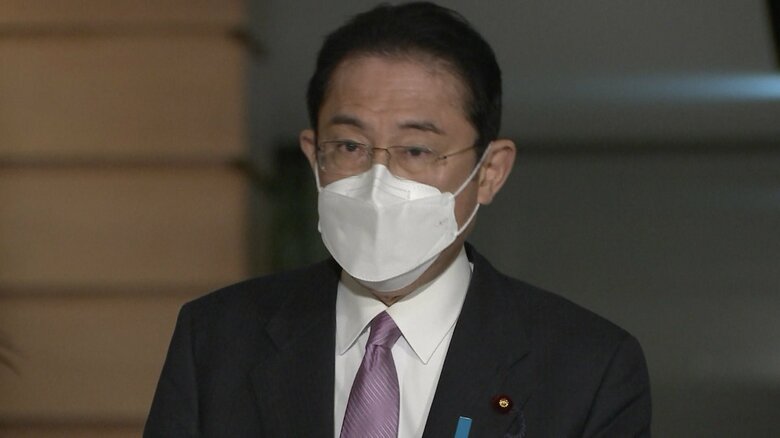 記者団の取材に応じる岸田首相(1日)