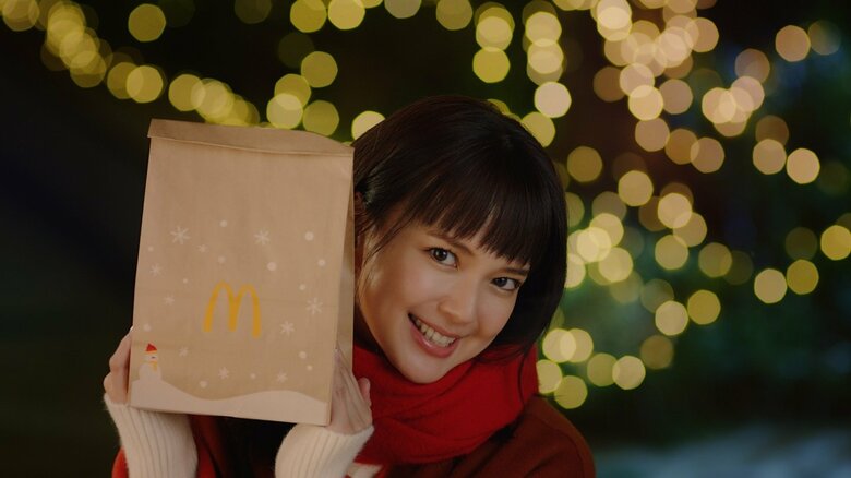 待ち合わせ場所で「おまたせ!」とお茶目な笑顔