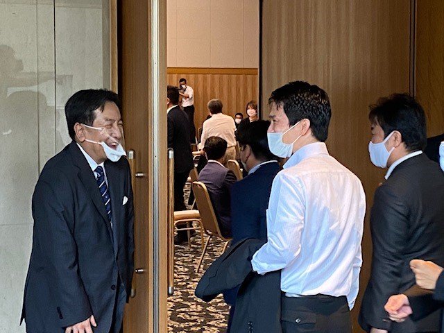 代表選会場に入る小川氏と迎える枝野氏
