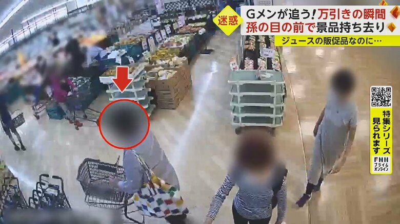 カラフルなマイバッグを肩にかけた女