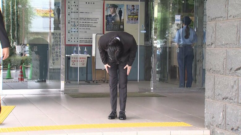 無言で頭を下げる田中被告(千葉県柏署 2日正午頃)