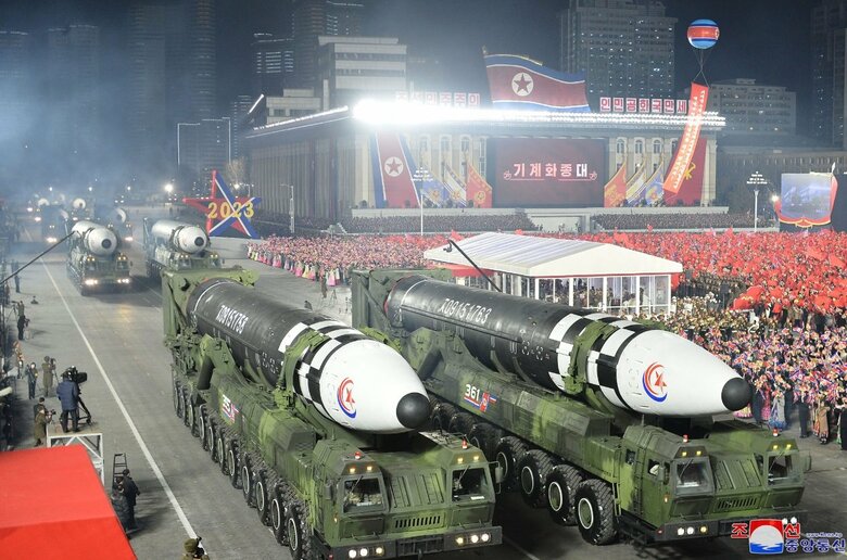 朝鮮人民軍創建75周年を祝う軍事パレードに登場したICBM