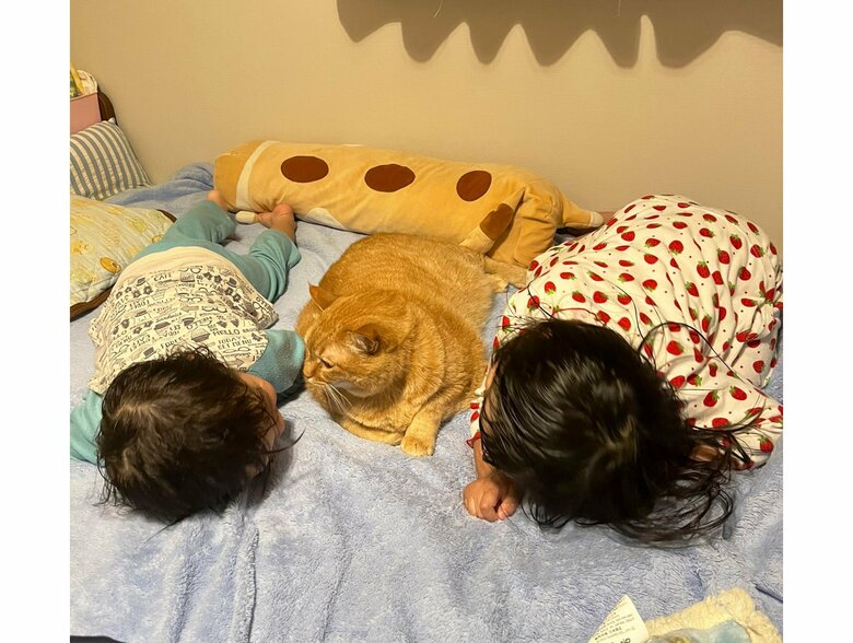 すずくんのまねをする次男と長女（提供：すずつむふうさん）