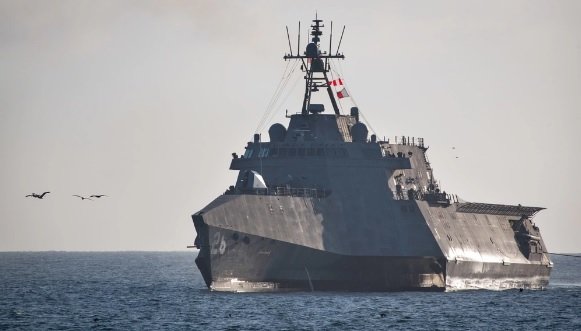 米海軍沿海域戦闘艦「モービル」速度を重視し三胴船構造を採用（米国防総省公式HPより）