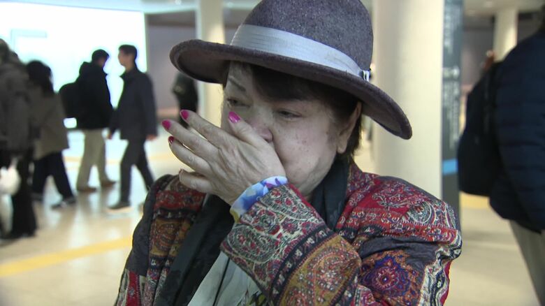 展示に抗議する人