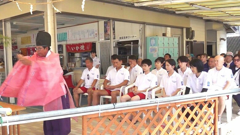 ビーチで行われた安全祈願祭