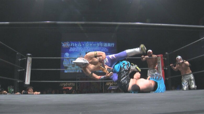 豪快な技を繰り出すバトル・シャークさん