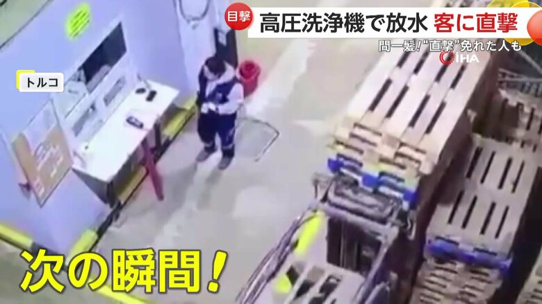 積み上げるパレットの横にいた作業員の女性