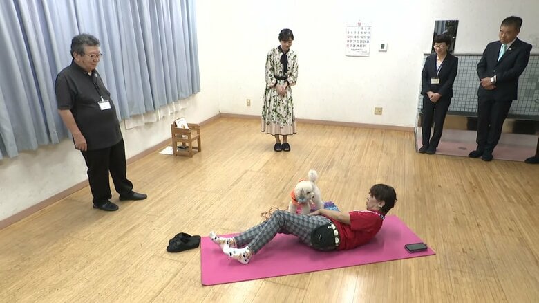 「湖北みみの里」で聴導犬の活動を視察される佳子さま（滋賀・米原市）