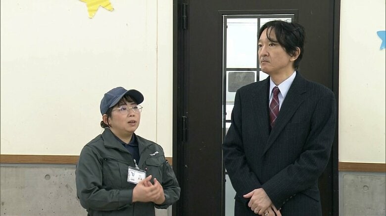担当者の話に耳を傾ける秋篠宮さま