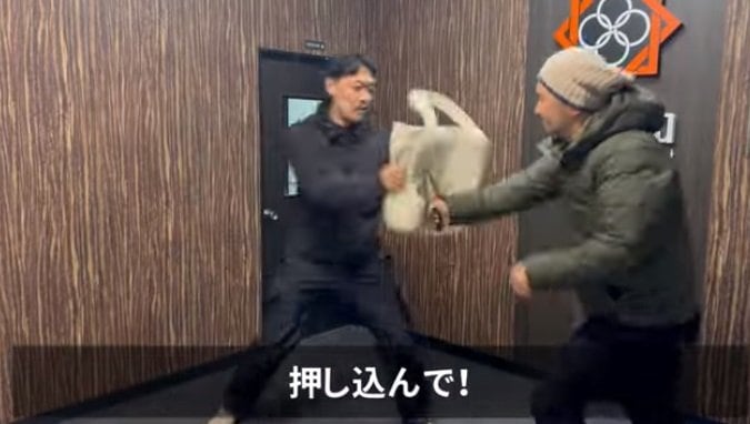 バッグを使った防御方法も動画で公開中