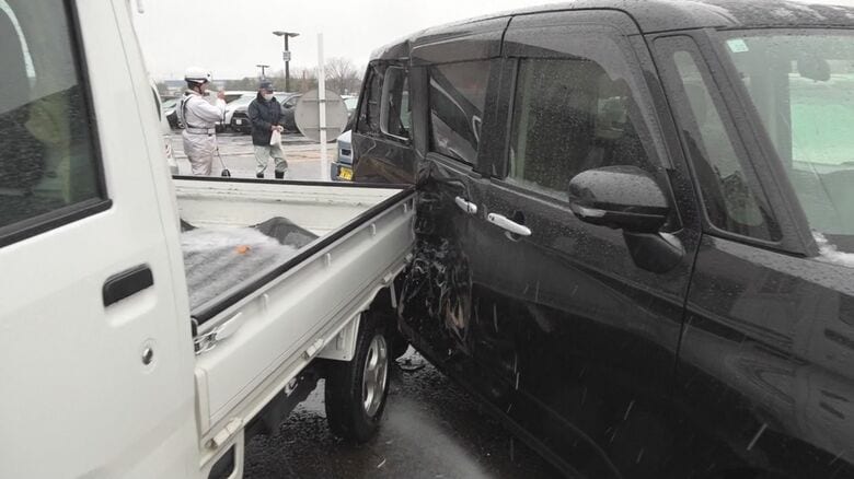 巻き込まれた車