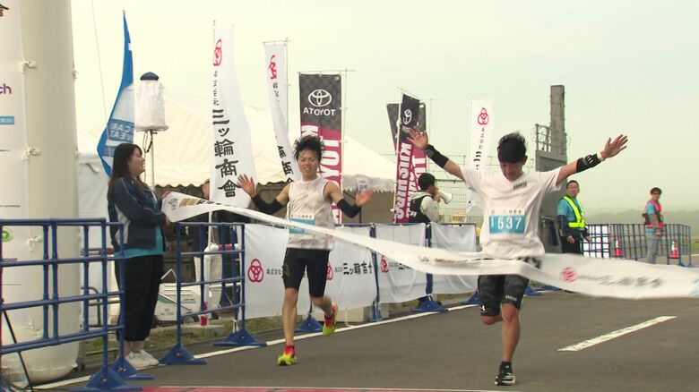 朝日もゴールしたランナーを祝福