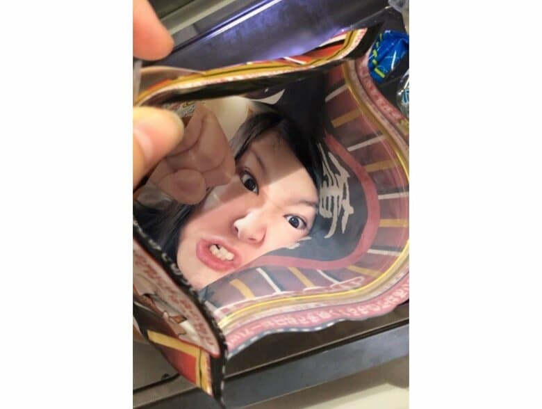 袋の中に仕込まれた写真（提供：アキエさん）