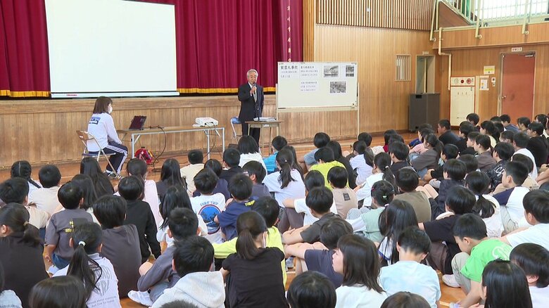 川津小学校で行われた「紫雲丸事故」を風化させないための特別授業　児童らが熱心に聴く