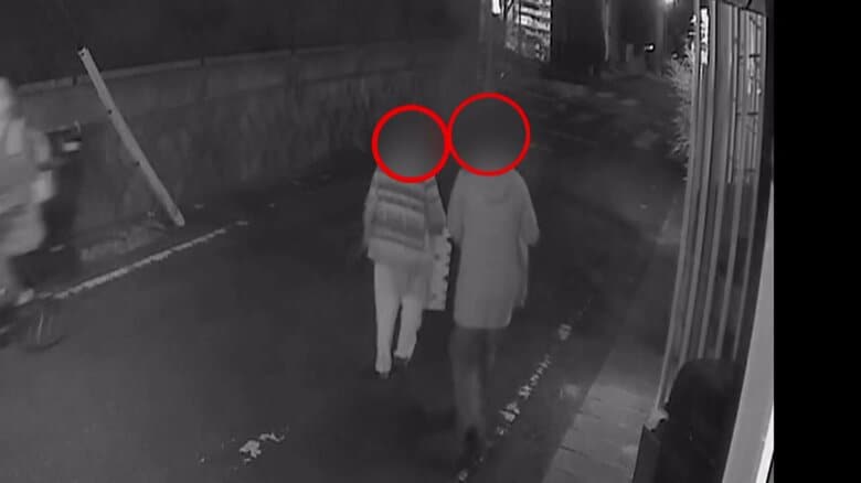 洗濯する様子もなく傘立てを持ち去る男女