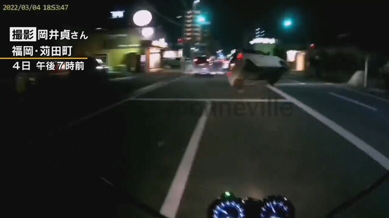 横転する直前の白い車