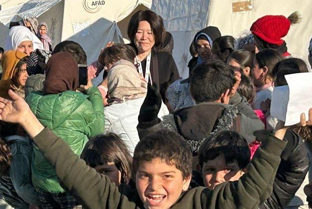 シリア国境の町・キリスの被災者用キャンプでマンガが大好きと語っていたシリア人の子どもたち（2023年2月）