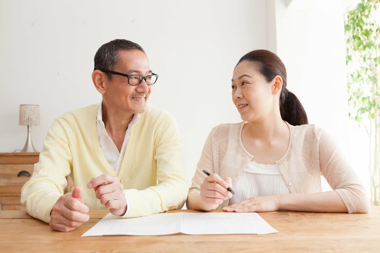 老後の生活を見直すと各年代で使える費用も明確になっていく（画像：イメージ）