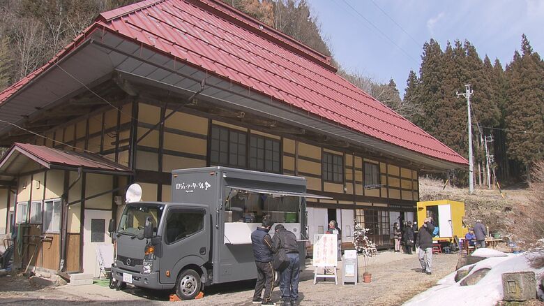 キッチンカー2台が横づけされた古民家施設に約30人の住民が集まった
