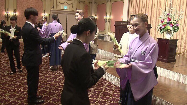 ハウステンボス歌劇団から花束のサプライズプレゼントも