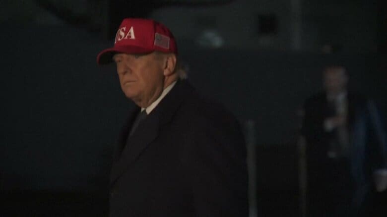 マールアラーゴからワシントンに戻ったトランプ大統領の頭には「USA」キャップが（3月1日）