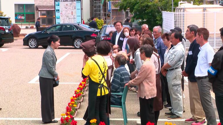 石川・志賀町「道の駅とぎ海街道」で仮設店舗を視察される愛子さま　訪問2日目