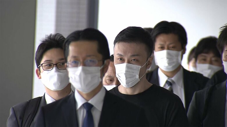 成田空港に到着した藤田聖也容疑者（午後3時すぎ）