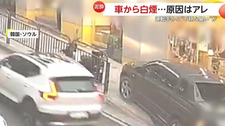 歩道に乗り上げると止まっていたバイクに突っ込んだ黒い車