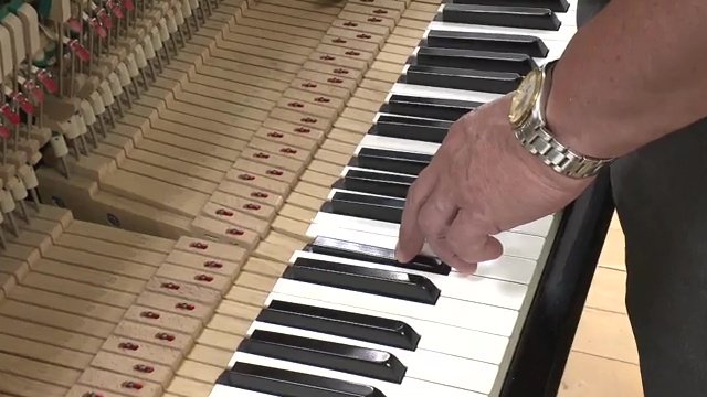 2024年8月27日　福島県いわき市　被災ピアノの修復作業