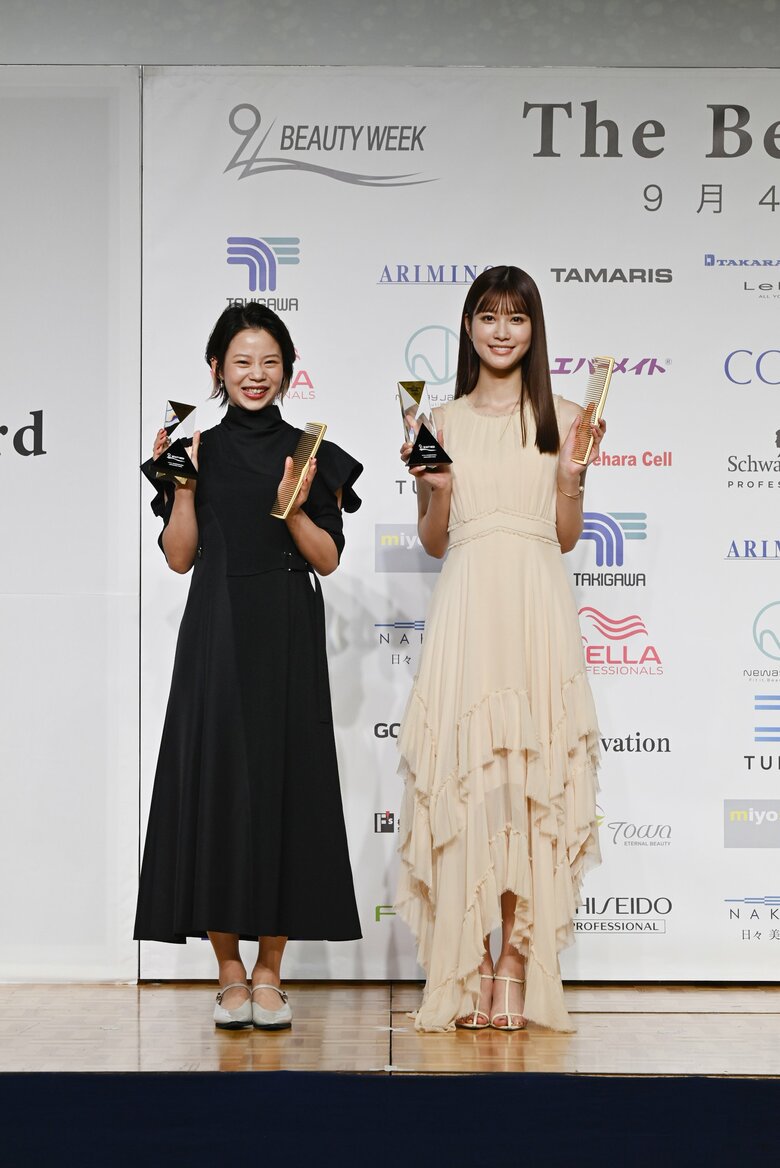 （左から）髙木菜那さん、生見愛瑠さん　(c)THE BEAUTY WEEK AWARD 2022