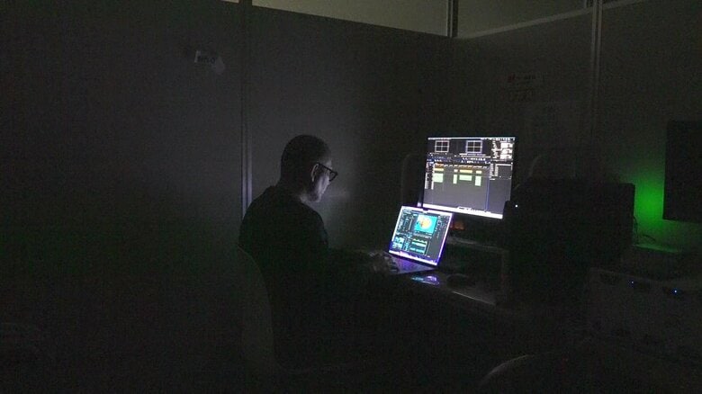 早朝に1人、編集作業をする宮塚調査員