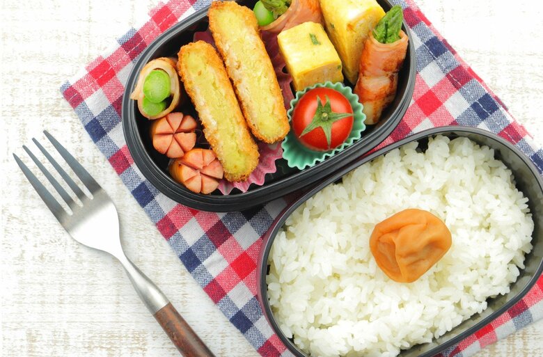 お弁当を作る際は、なるべく冷やしておくことや水分少なめの食品を選ぶのが大事