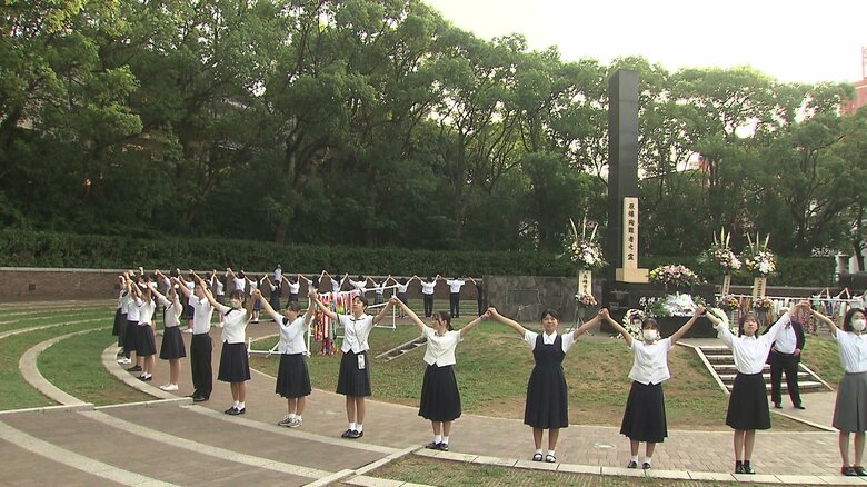 爆心地公園では若者が集まった