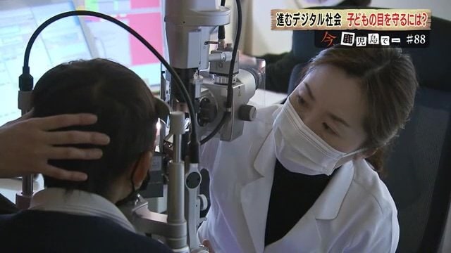 目の診察をする宇宿うのき眼科・鵜木滋子院長
