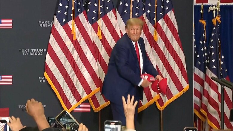 “トランプキャップ”を投げるパフォーマンス（アイオワ州シーダーラピッズ・12月2日）