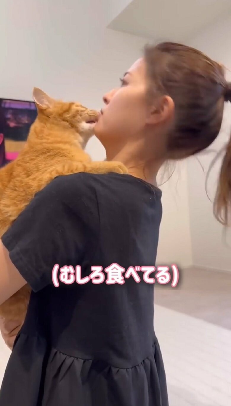 自ら顔をママさんへ寄せていく