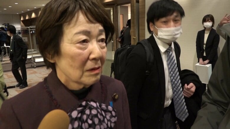 立ち止まることなく歩き続ける山谷議員