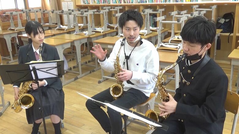 地元の吹奏楽団のメンバー14人が指導者に