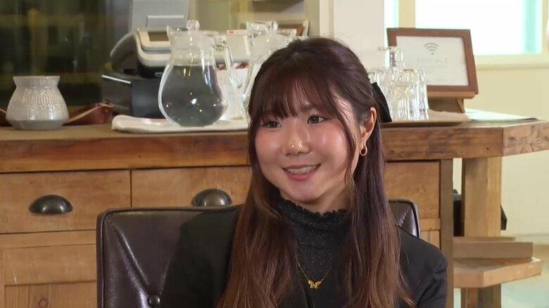 インタビューに答えるプロスノーボーダーの岩渕麗楽選手