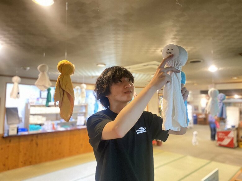 6月10日を前に、試しにてるてる坊主を飾るスタッフ（秩父湯元 武甲温泉）