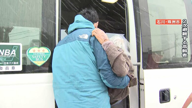 2次避難のためバスに乗り込む高齢者