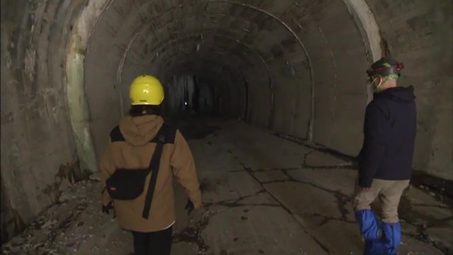 隧道の中は真っ暗　ヘルメットを着用し慎重に進む