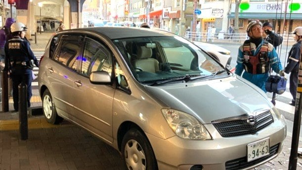 歩道に突っ込んだ車 JR元町駅前