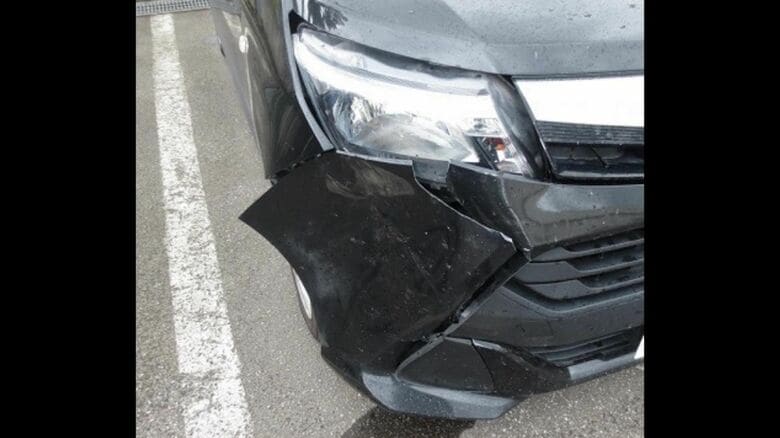 衝突で車は右の前方が破損（提供：北海道警察）