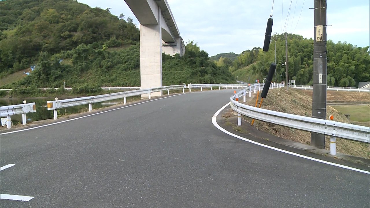 パトカー追跡のオートバイ事故 ガードレールに衝突 男性死亡 Fnnプライムオンライン パトカーに追跡されていたオートバイが ガ ｄメニューニュース Nttドコモ