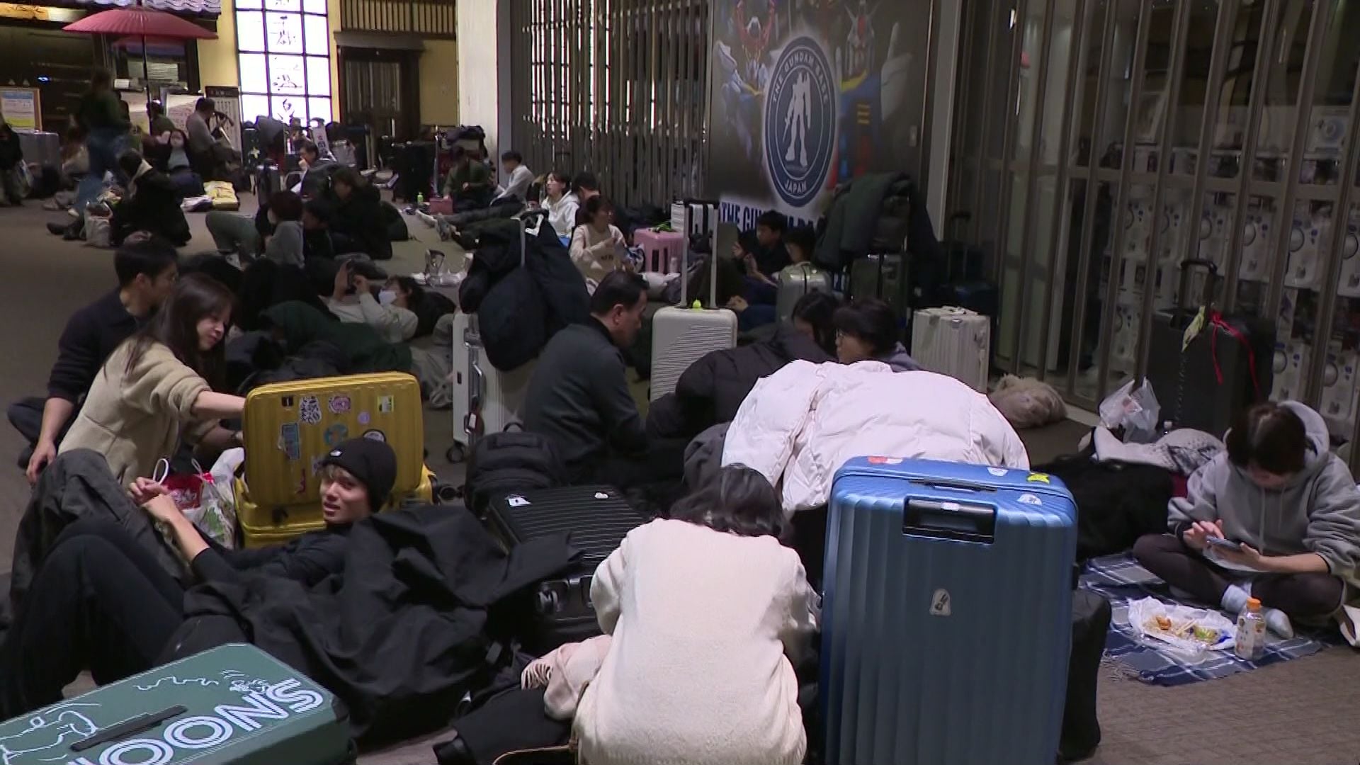 【災害級の大雪で計画運休ドキュメント】 ”午後8時47分最終列車”に乗ろうと走る、走る…その後に空港着の”約2000人”には臨時バスが…乗客は混乱なく移動できたのか？〈北海道〉