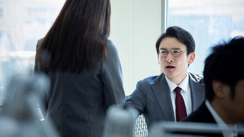 密告者 にはなりたくない 同僚がパワハラ被害に遭っていたら どうすればいい