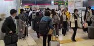 【JR千歳線が運転再開】「長都駅」構内で女性がはねられ死亡＿一時運転見合わせ…朝のラッシュ時でバス乗り場は“混雑状態”に＿午前10時30分ごろ全線再開〈北海道〉