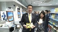 黄川田消費者担当大臣がコンビニ視察　アバターが接客対応のセルフレジで自ら店員役として体験　AI活用で食品ロス削減へ期待